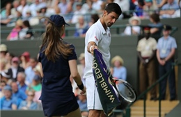 Djokovic xin lỗi cô bé nhặt bóng